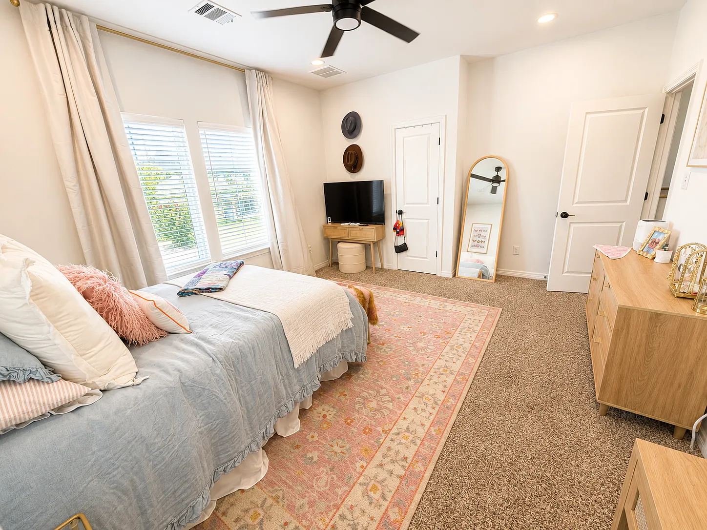5 bed, 5.5 bath, 2400 sqft, $5,595 — Photo 4