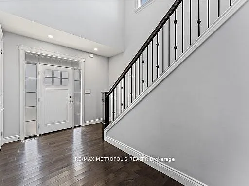 925 Lakewood Cres — Photo 3
