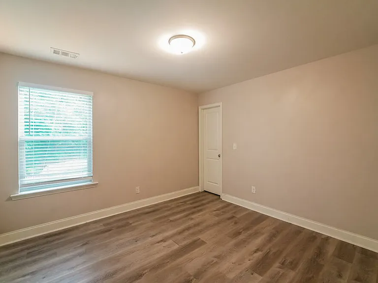 313 Kenmore Ct — Photo 14