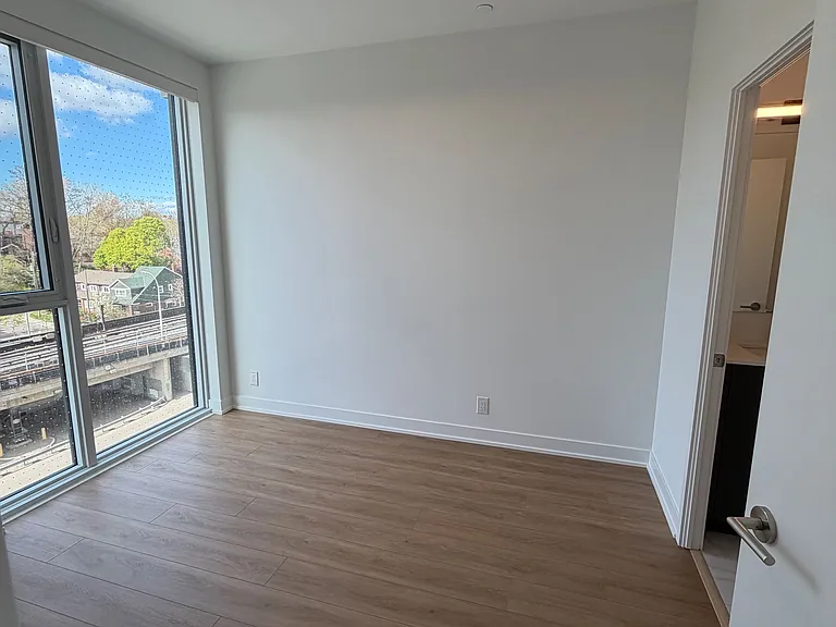 1660 Bloor St W #417 — Photo 11