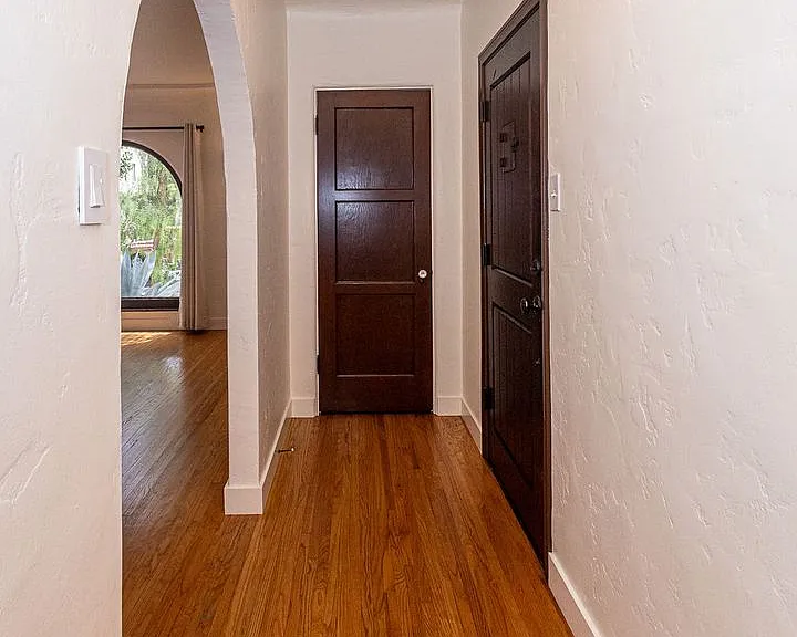 1221 S Sycamore Ave — Photo 11