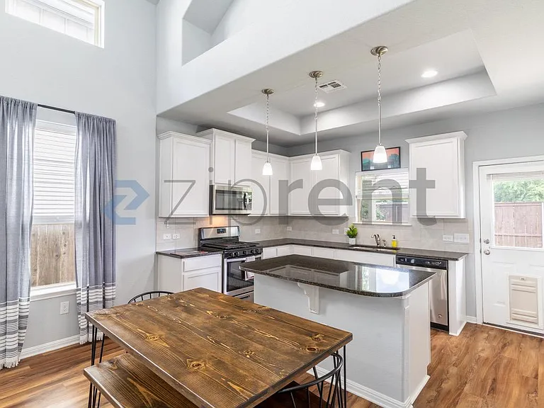 1404 Jenkins Bnd — Photo 5