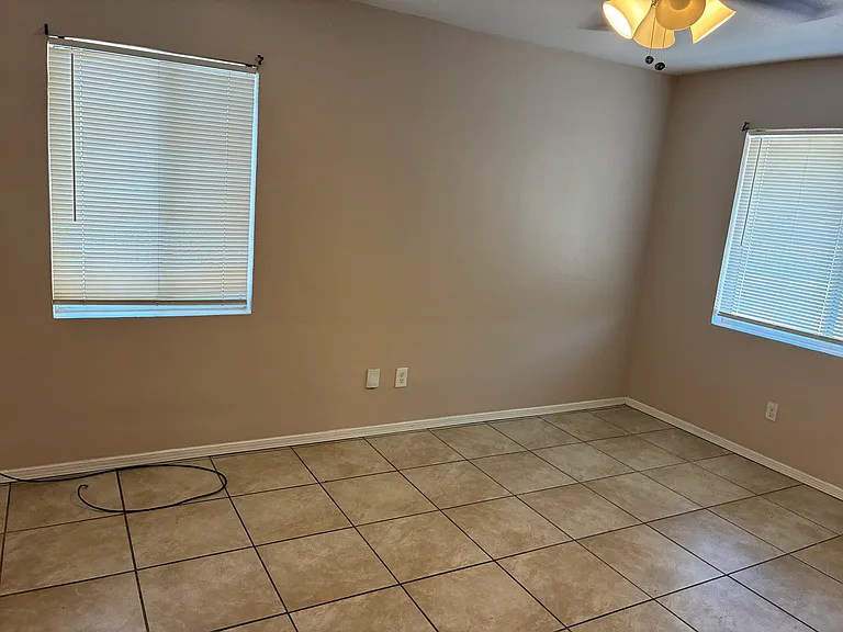 900 N Clark Dr — Photo 4