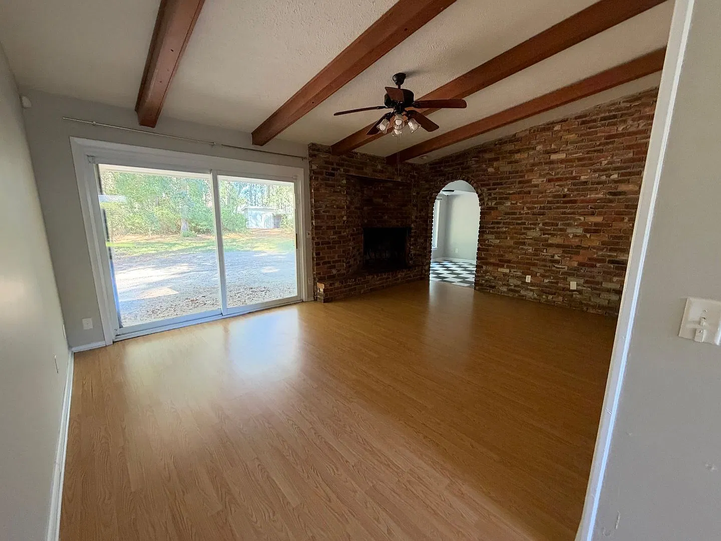 Beautiful 3 bedrooms, 2 full bathrooms, all-brick, ranch-style home — Photo 4