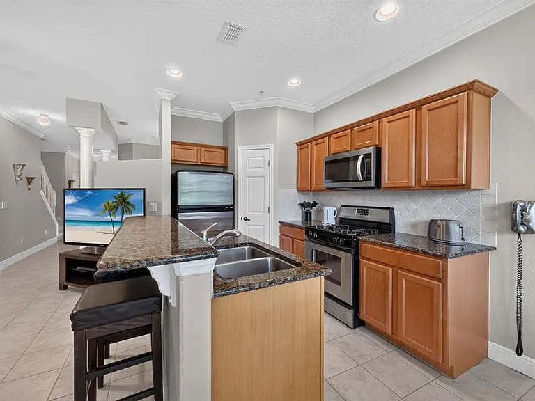 904 Assembly Ct — Photo 5
