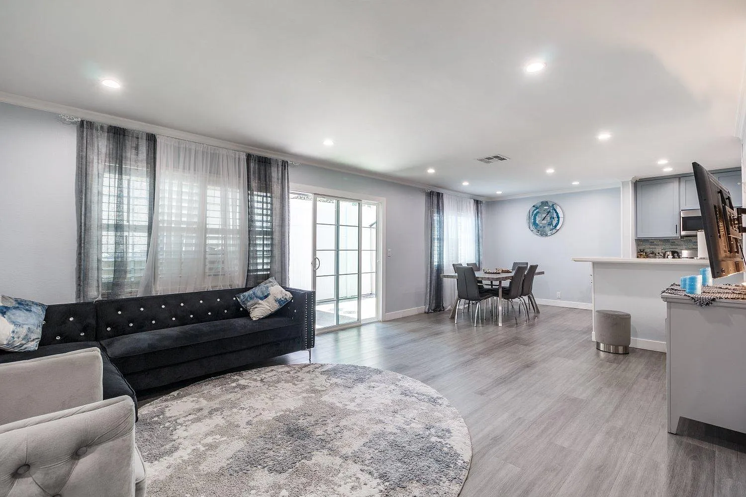 2 bed, 2.5 bath, 1230 sqft, $3,300 — Photo 4