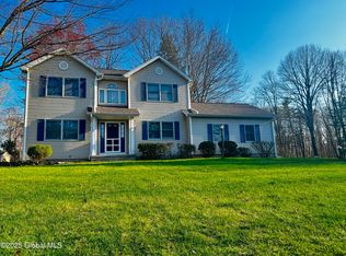 3 Timber Ln, Glenmont, NY 12077