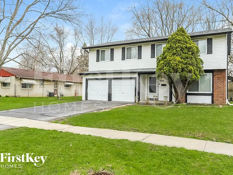 803 Blackhawk Dr — Photo 2