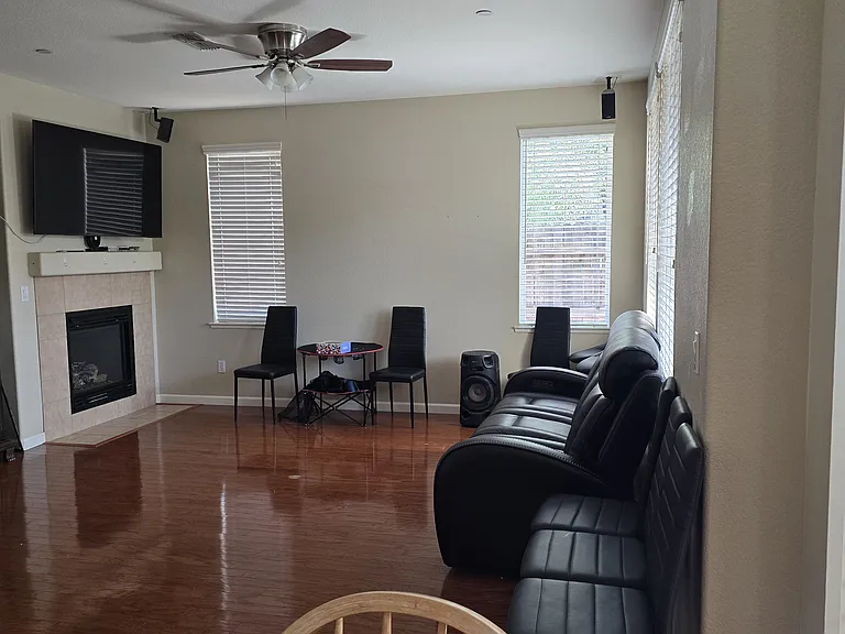 941 Courtyards Loop — Photo 2