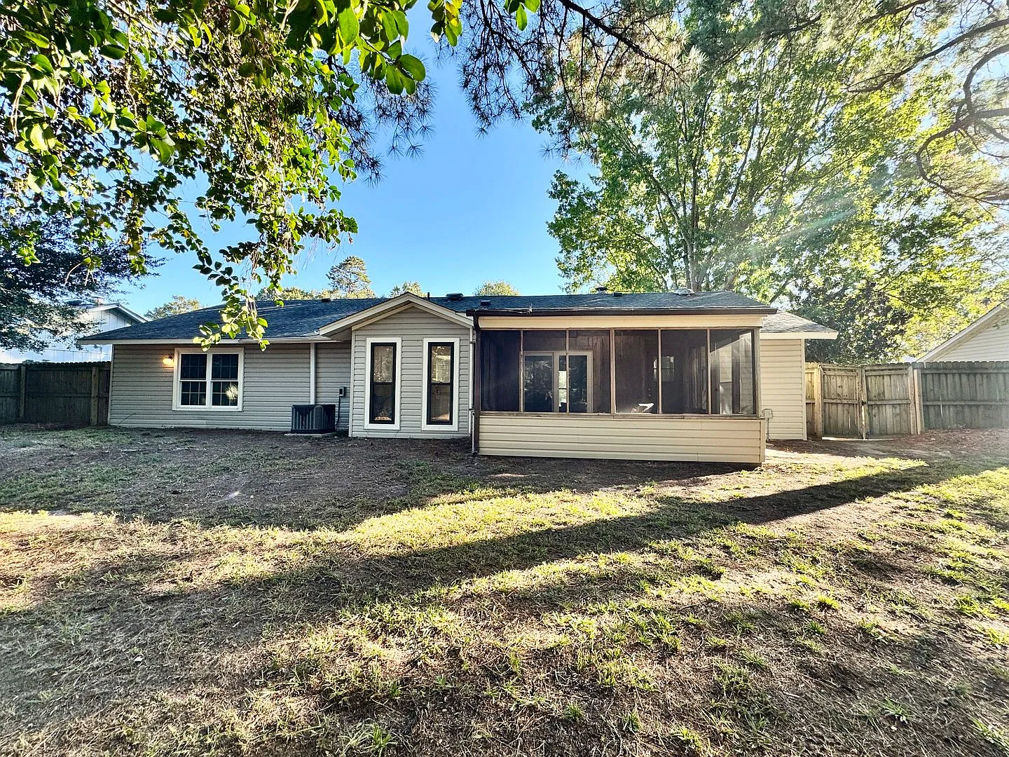 Just Updated and Ready 10-23-26!! Ranch Home 4 Bedrooms/2 Baths, Pet Friendly, Fenced Yard! — Photo 2