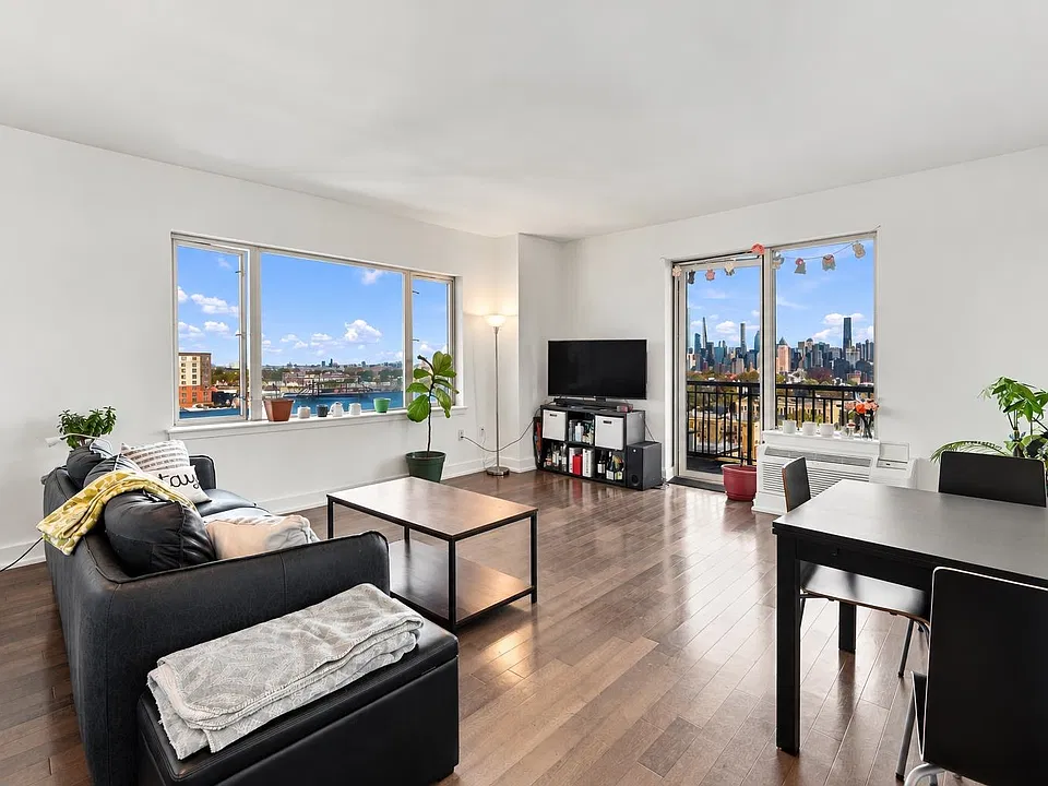 3312 Hudson Ave #8J