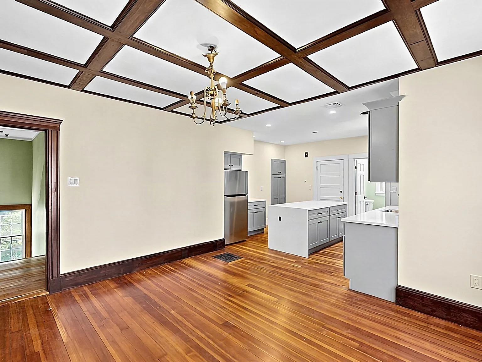 6 bed, 2.5 bath, 2156 sqft, $5,350 — Photo 3