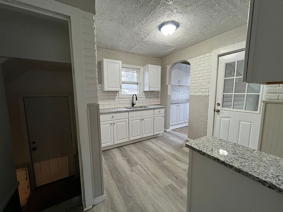 large kitchen with granit countertops, with large side pantry and exit to a large 365 room overlooking the back yard.