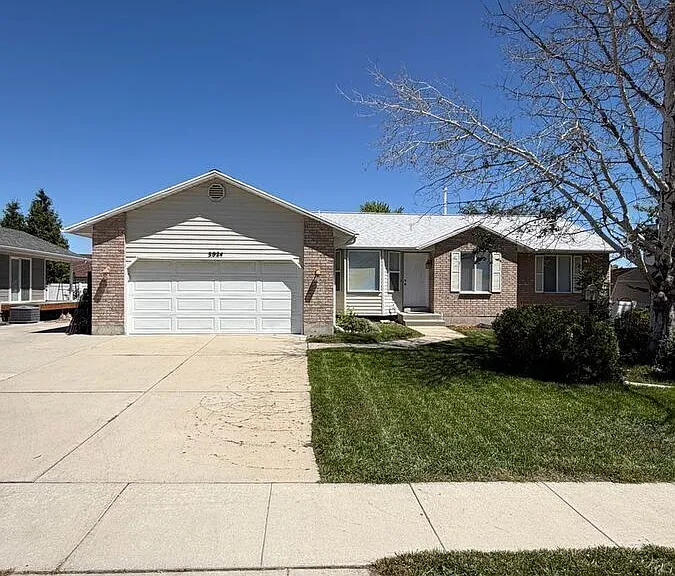 3924 W Dunkeld St #UPSTAIRS — Photo 1