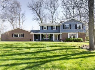 107 E Fox Dale Rd, Glendale, WI 53217