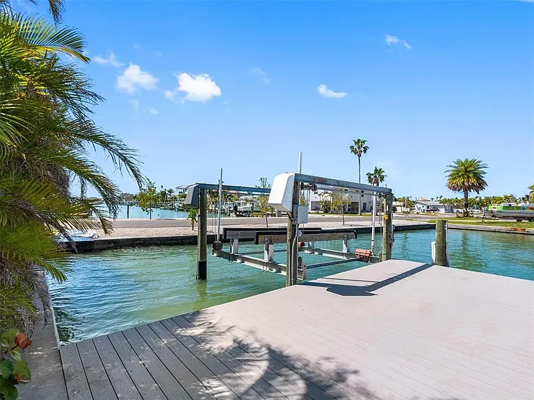 562 Johns Pass Ave — Photo 10