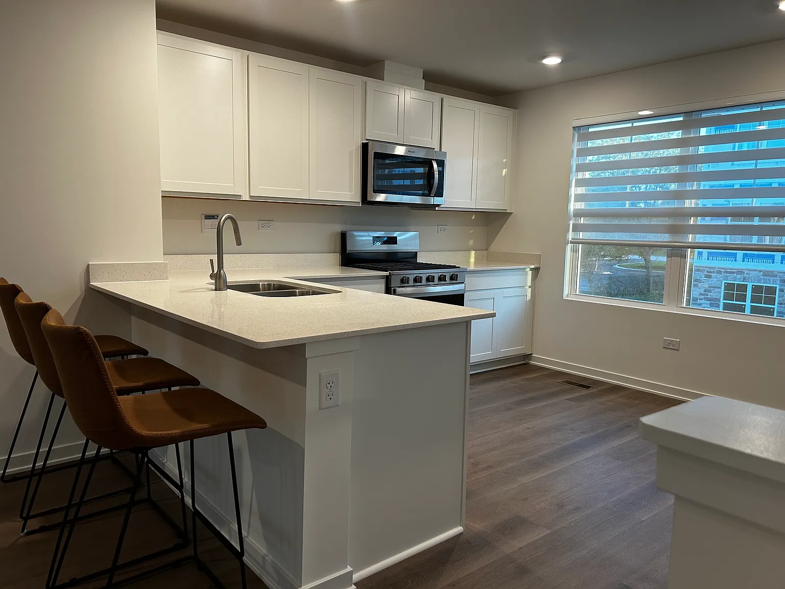 2 bed, 2.5 bath, 1651 sqft, $3,100 — Photo 2