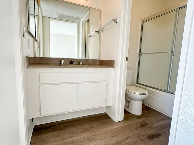 4513 Woodman Ave. — Photo 4