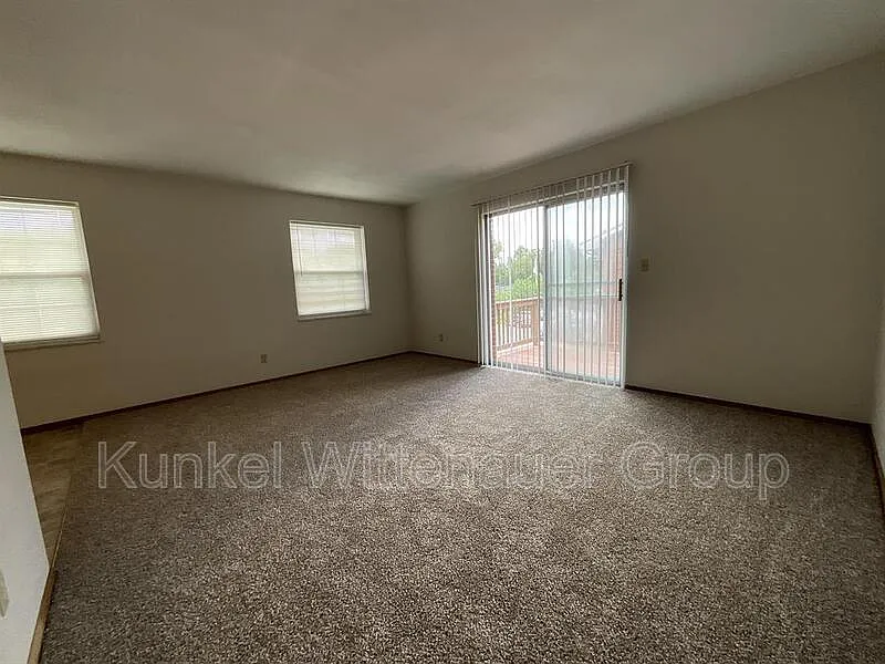 2 bed, 1.0 bath, 900 sqft, $775 — Photo 2