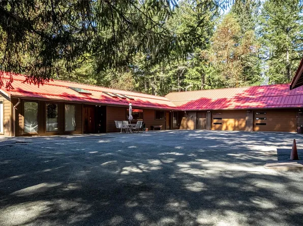 1698 Millstream Rd, Highlands, BC V9B 6E7