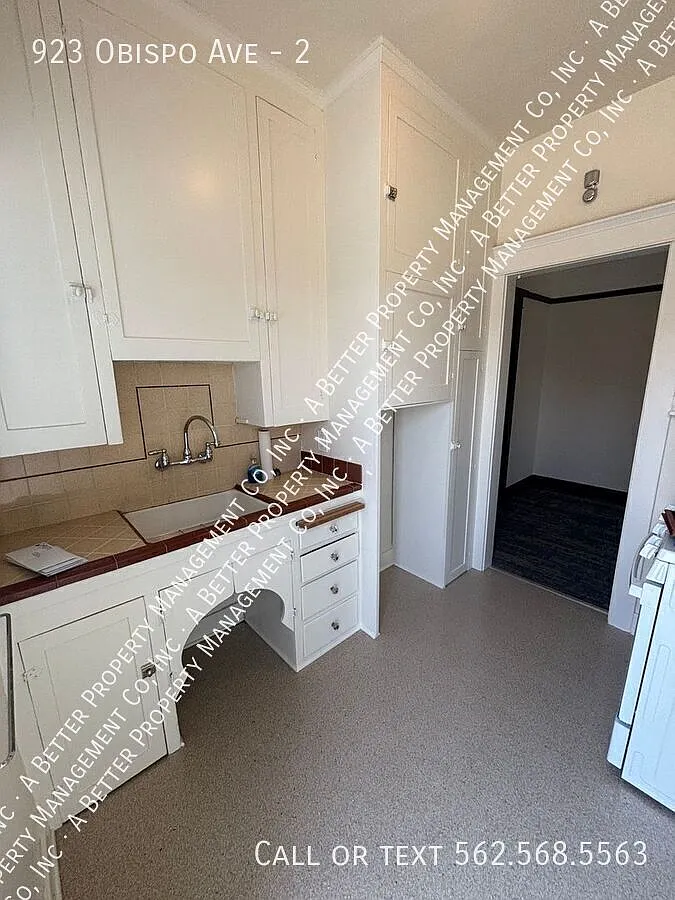 LARGE Front Lower Well Maintained Classic Studio in Gated Building - Parking Space Available — Photo 2