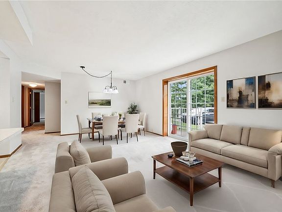 2nd image of 613 Clubhouse Dr S