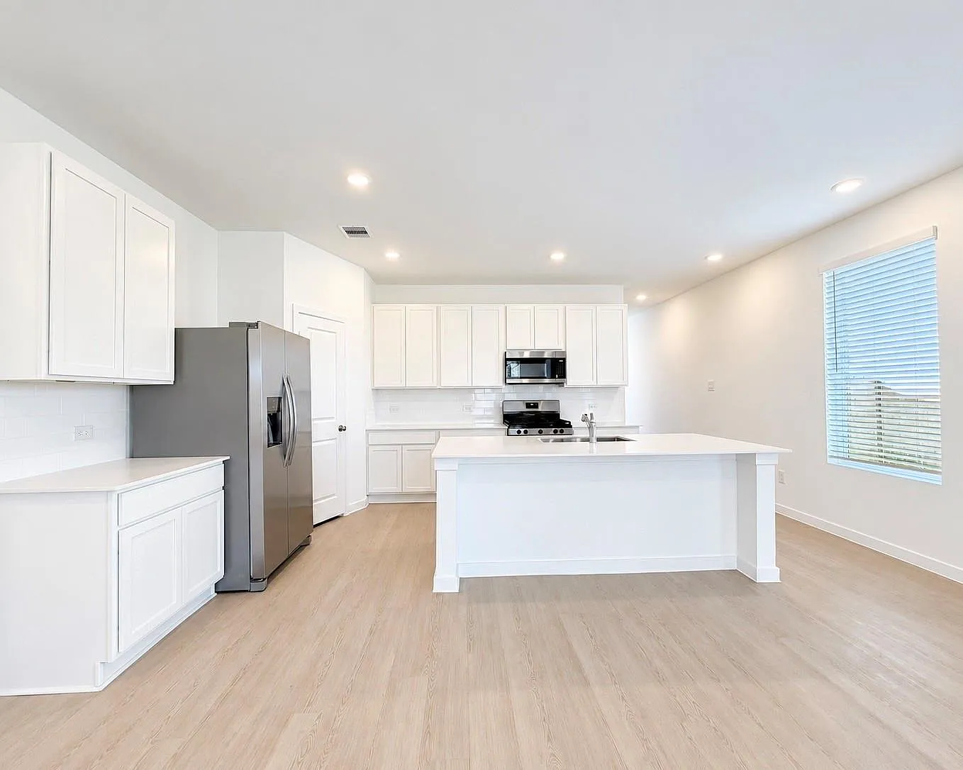5 bed, 3.0 bath, 2637 sqft, $2,600 — Photo 3