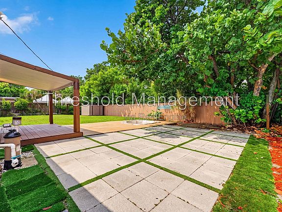 5th image of 19632 NE 12th Pl