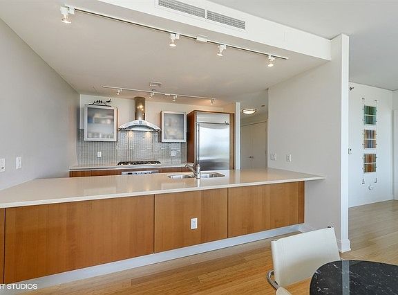 5th image of 340 E Randolph St APT 305
