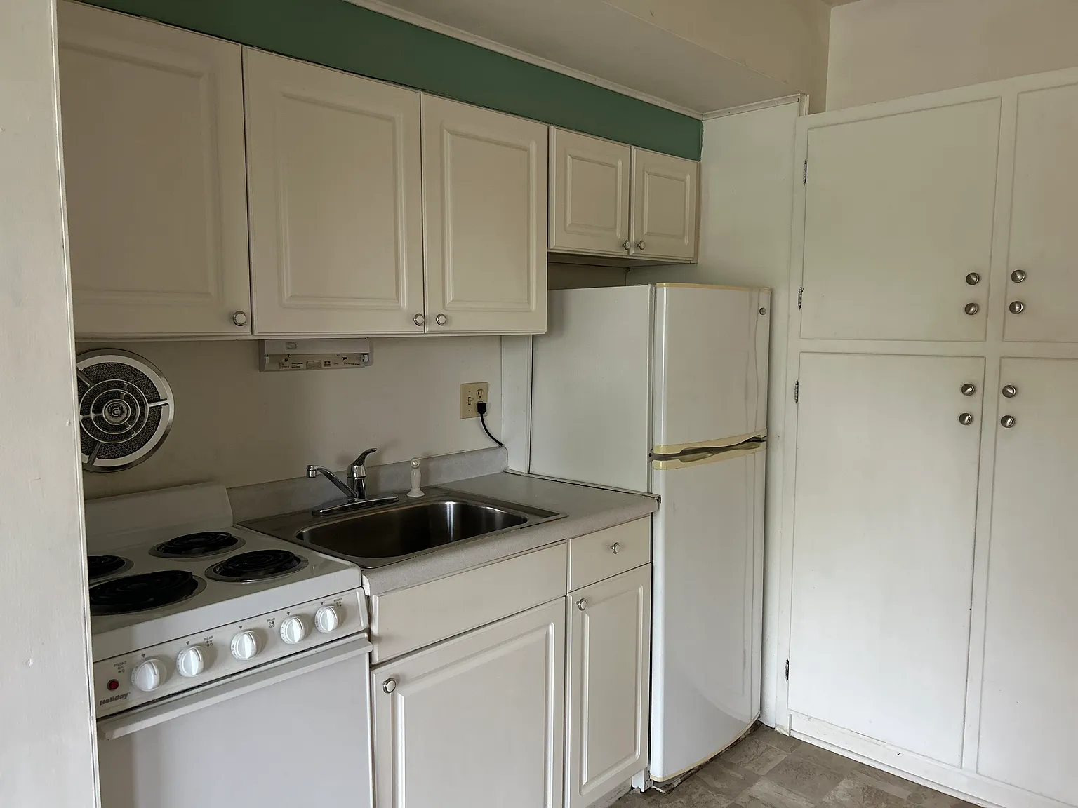 223 Robinhood Ln — Photo 4
