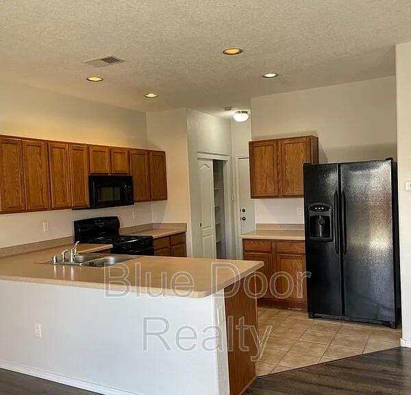 1813 Cortina Loop SE — Photo 5