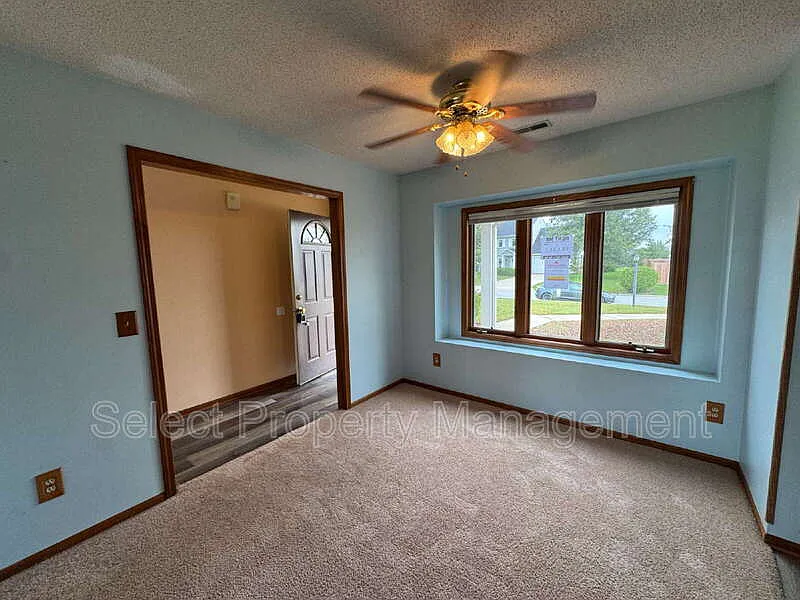 3 bed, 2.0 bath, 1360 sqft, $1,599 — Photo 4