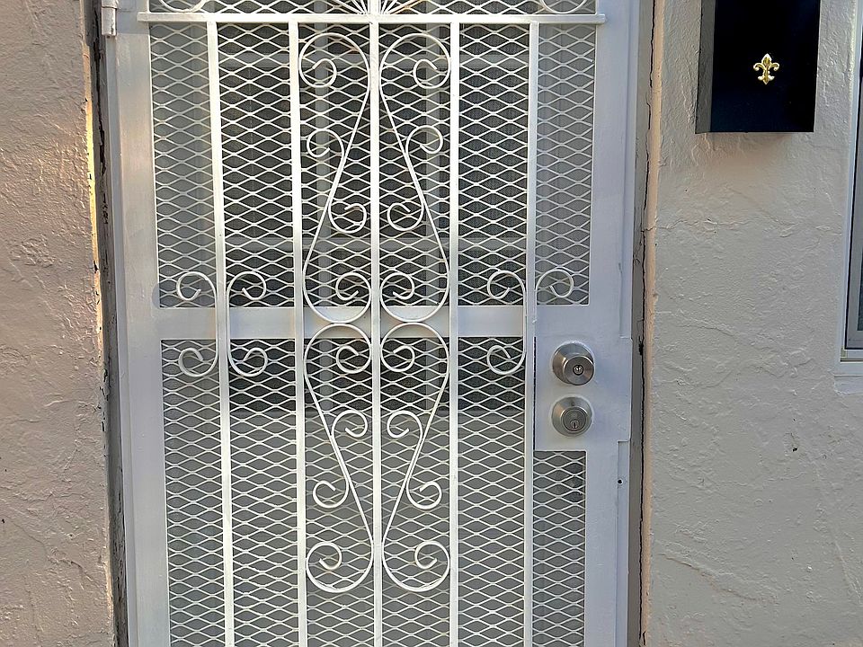 Entry to Apt