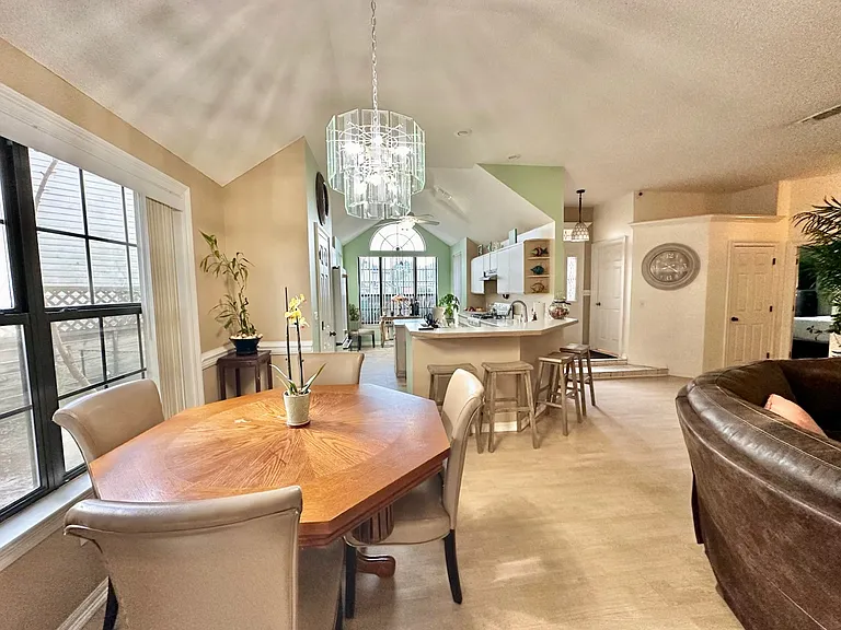 2012 Mistral Ln E — Photo 7