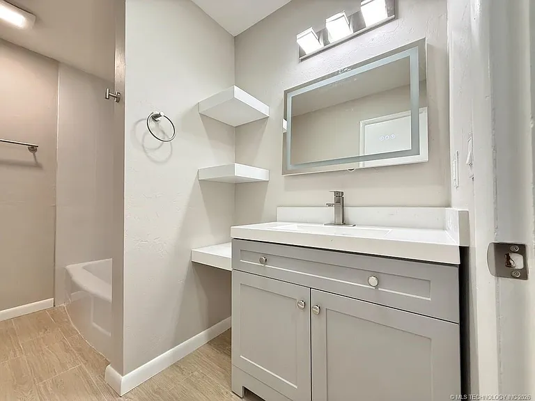 424 N Market Ave — Photo 16