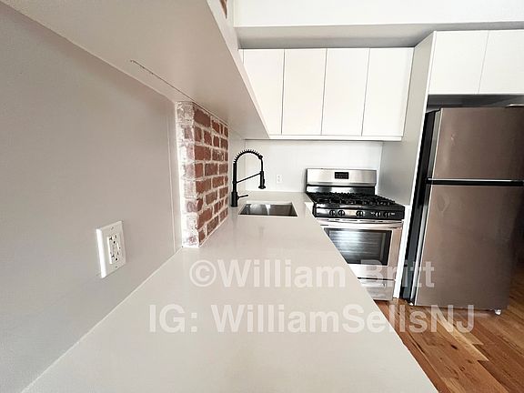 3rd image of 568 Communipaw Ave APT 206