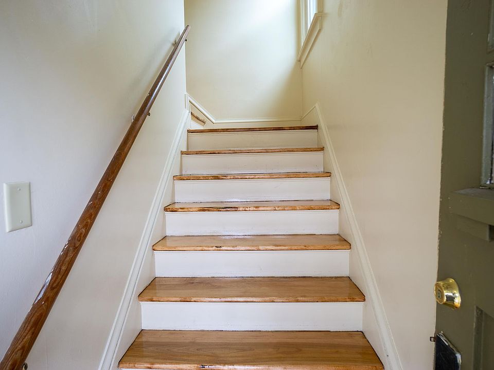 1st image of 260 Roosevelt Ave #0