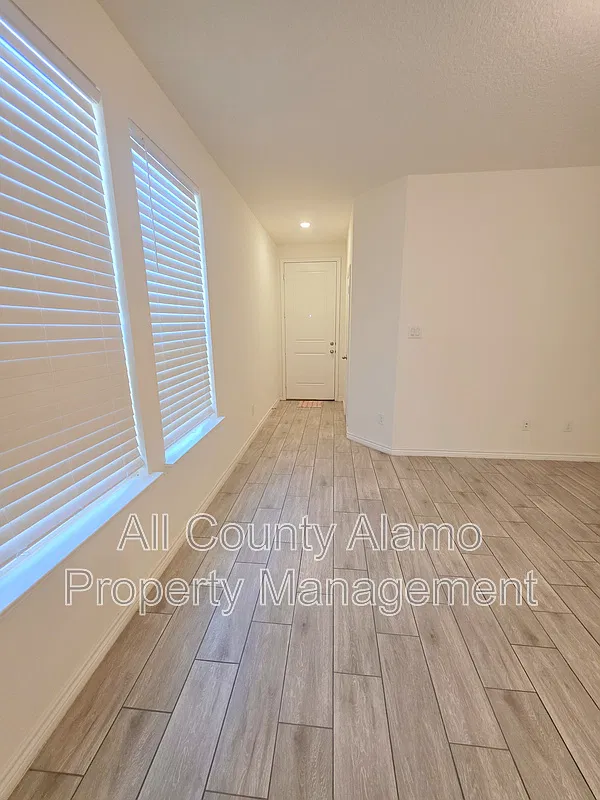 4 bed, 2.0 bath, 1400 sqft, $1,695 — Photo 4