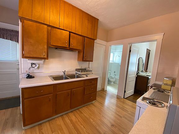 5th image of 19470 Ormiston Ave