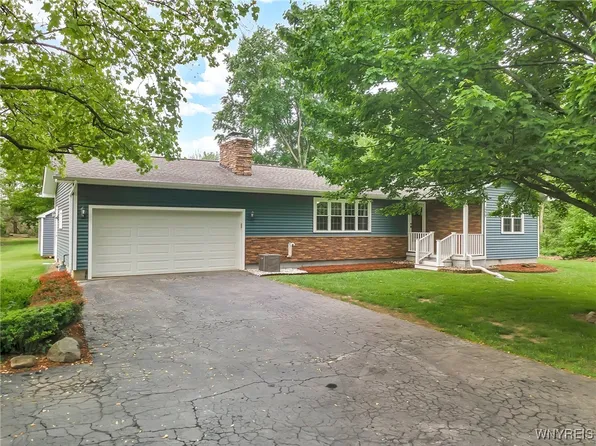 2279 Lakeview Rd, Lake View, NY 14085