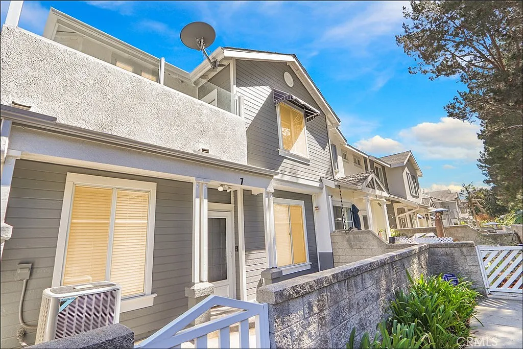 3 bed, 2.5 bath, 1304 sqft, $3,950 — Photo 1