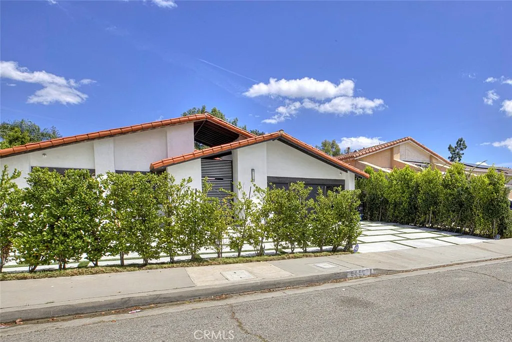 4 bed, 2353 sqft, $7,500 — Photo 4