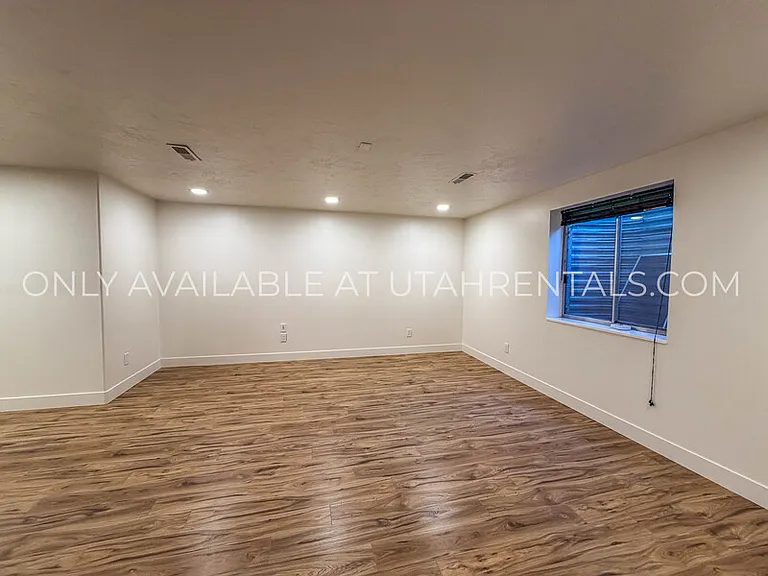 960 N Eastview Dr — Photo 47