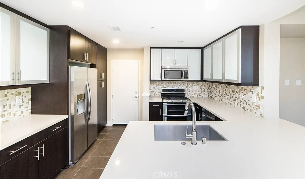 3 bed, 2.5 bath, 1605 sqft, $4,100 — Photo 3