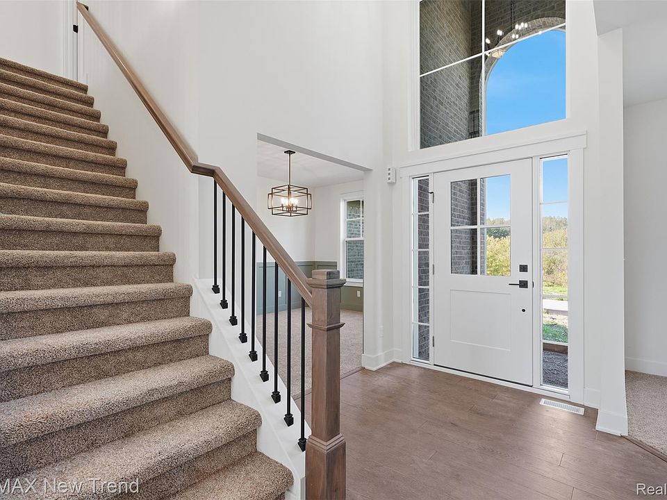 24488 Pembrooke Dr, photo 2