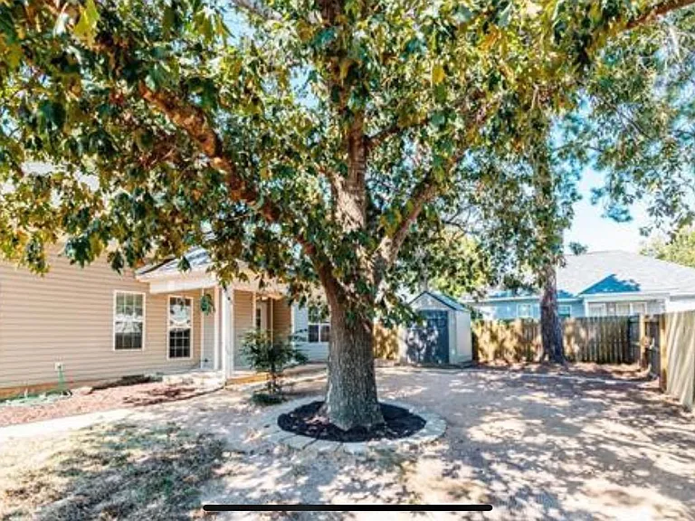 104 Manorwood Ln — Photo 2