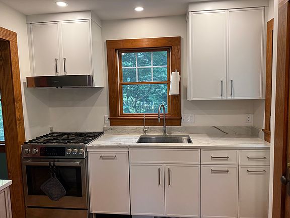 Newly remodeled kitchen. Gas stove, microwave, ice maker, filtered water