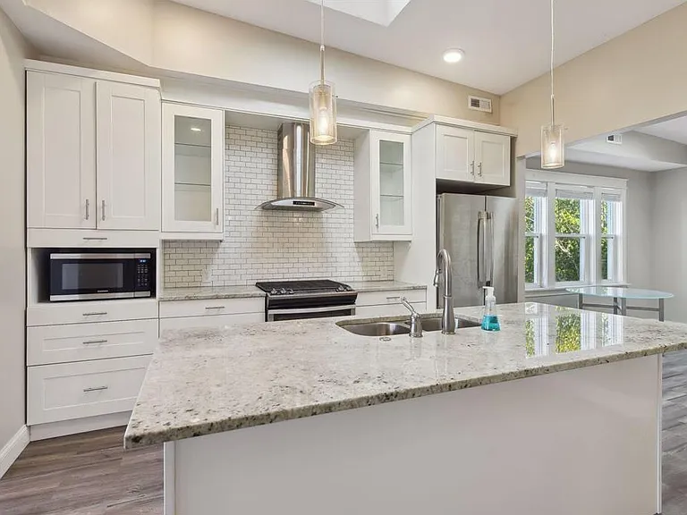 3245 Hennepin Ave #1 — Photo 8