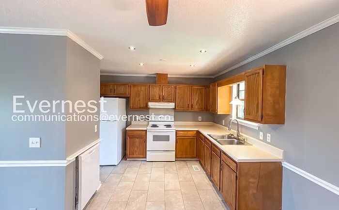 137 Jason Ct — Photo 2