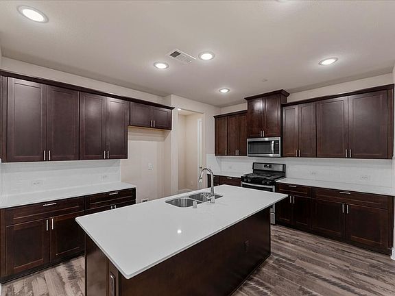 5th image of 207 Congaree Rd